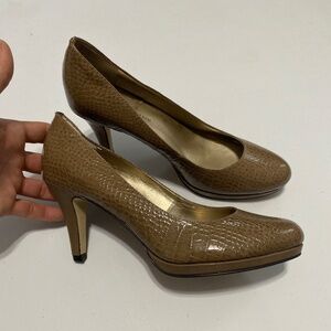 Anne Klein AK 3” heels 8 brown taupe round toe faux alligator textured heels